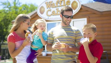 Una famiglia in un caffè specializzato in waffle, con un cartello che recita 'Waffle Cab'.