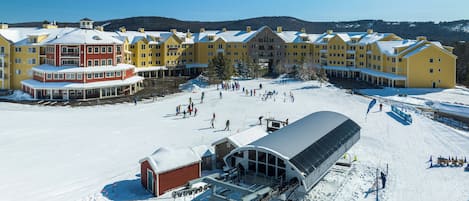 Et skiområde med farverige bygninger og et snedækket landskab.