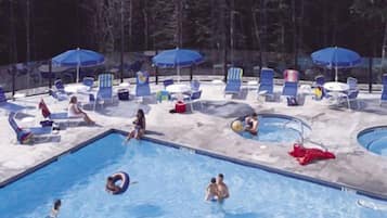 Inomhuspool och utomhuspool