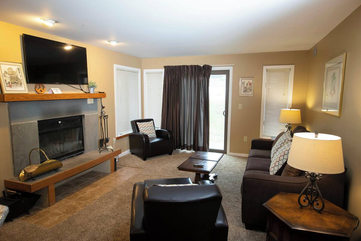 Room, 1 Bedroom (1st Floor A/B) | Living area