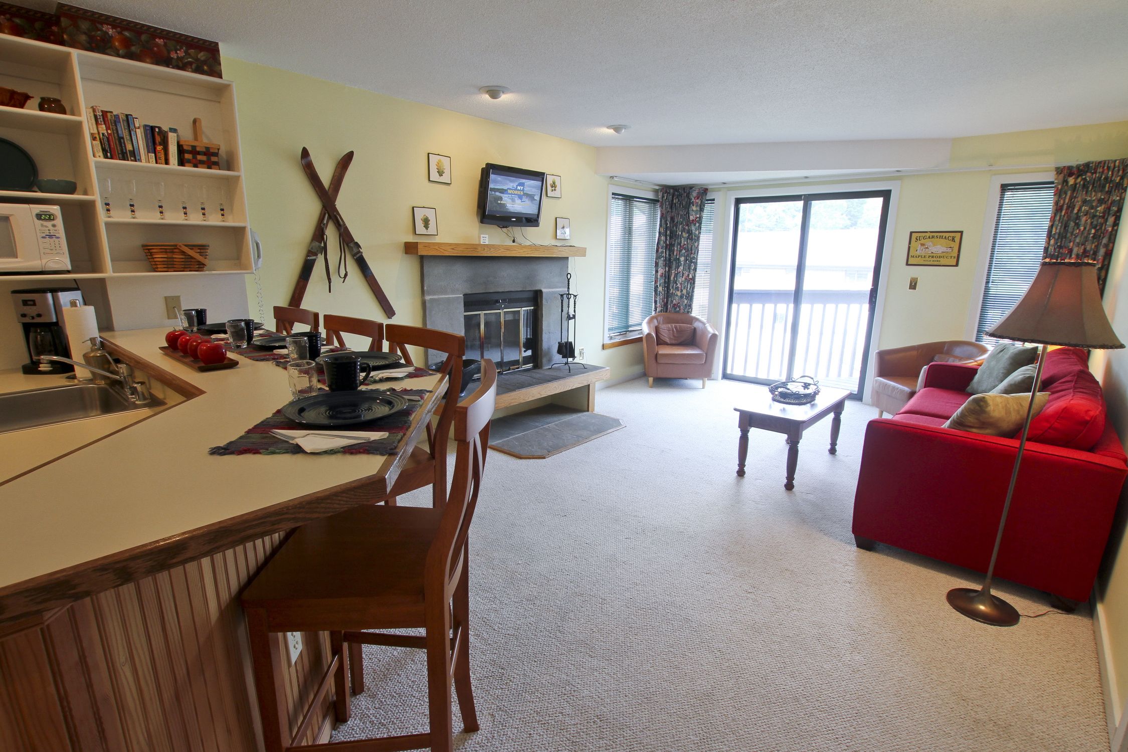 Condo, 1 phòng ngủ | Khu phòng khách | TV, lò sưởi 