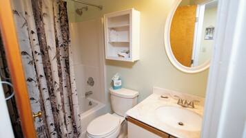 Tina con regadera, amenidades de baño gratuitas, secadora de cabello