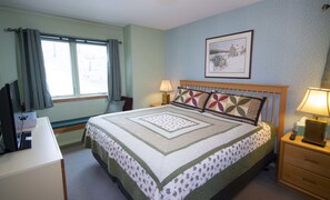 Chambre, 1 chambre (High Floor A/B) | Aire de séjour | Téléviseur, foyer