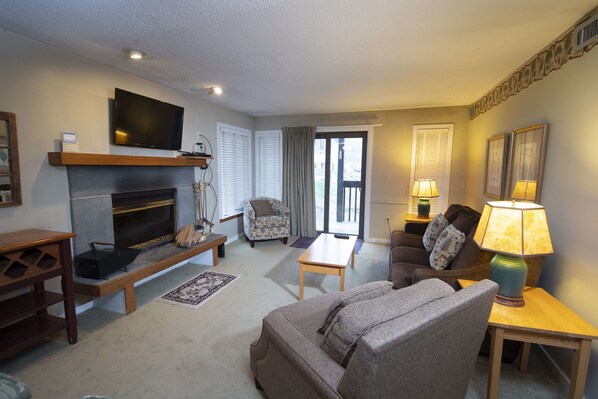 Chambre, 1 chambre (1st Floor A/B) | Aire de séjour | Téléviseur, foyer