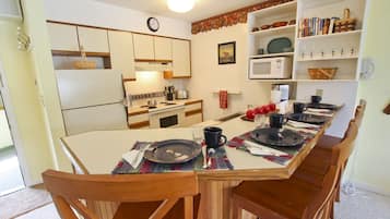 Condo, 1 Bedroom | Dapur peribadi | Peti sejuk/penyejuk beku saiz penuh, ketuhar gelombang mikro, ketuhar
