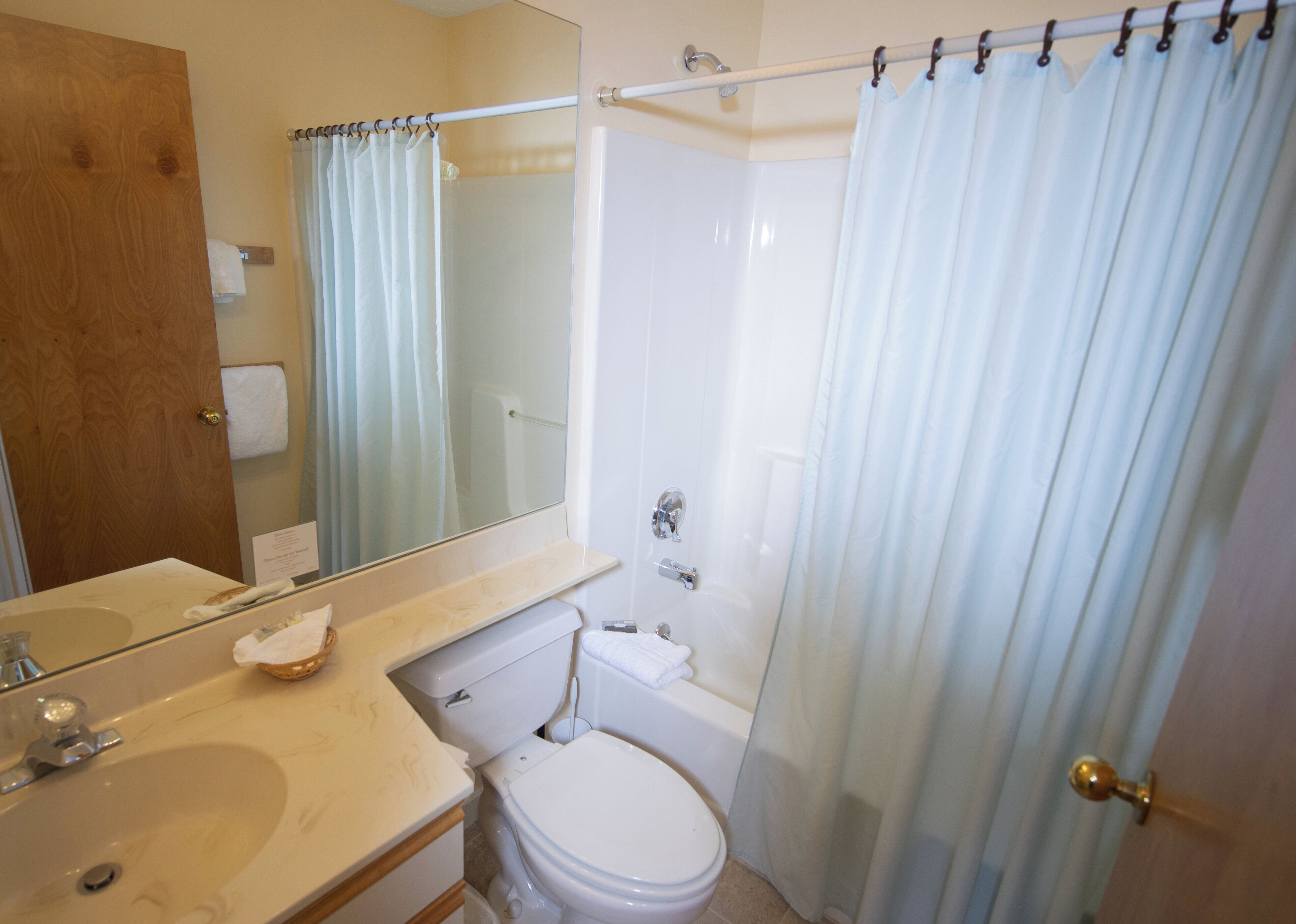 Un bagno con lavandino, WC e vasca da bagno.