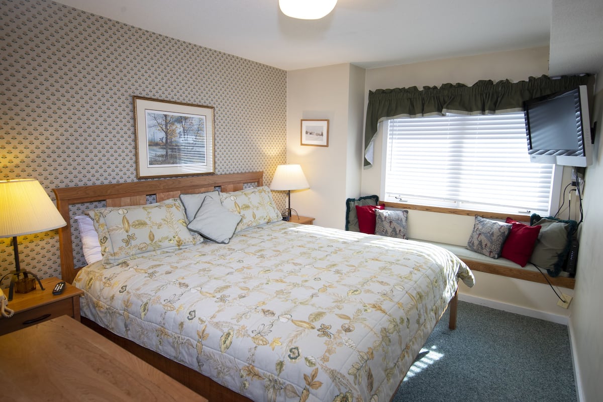 Room, 1 Bedroom (High Floor C) | 1 bedroom, premium bedding, individually decorated