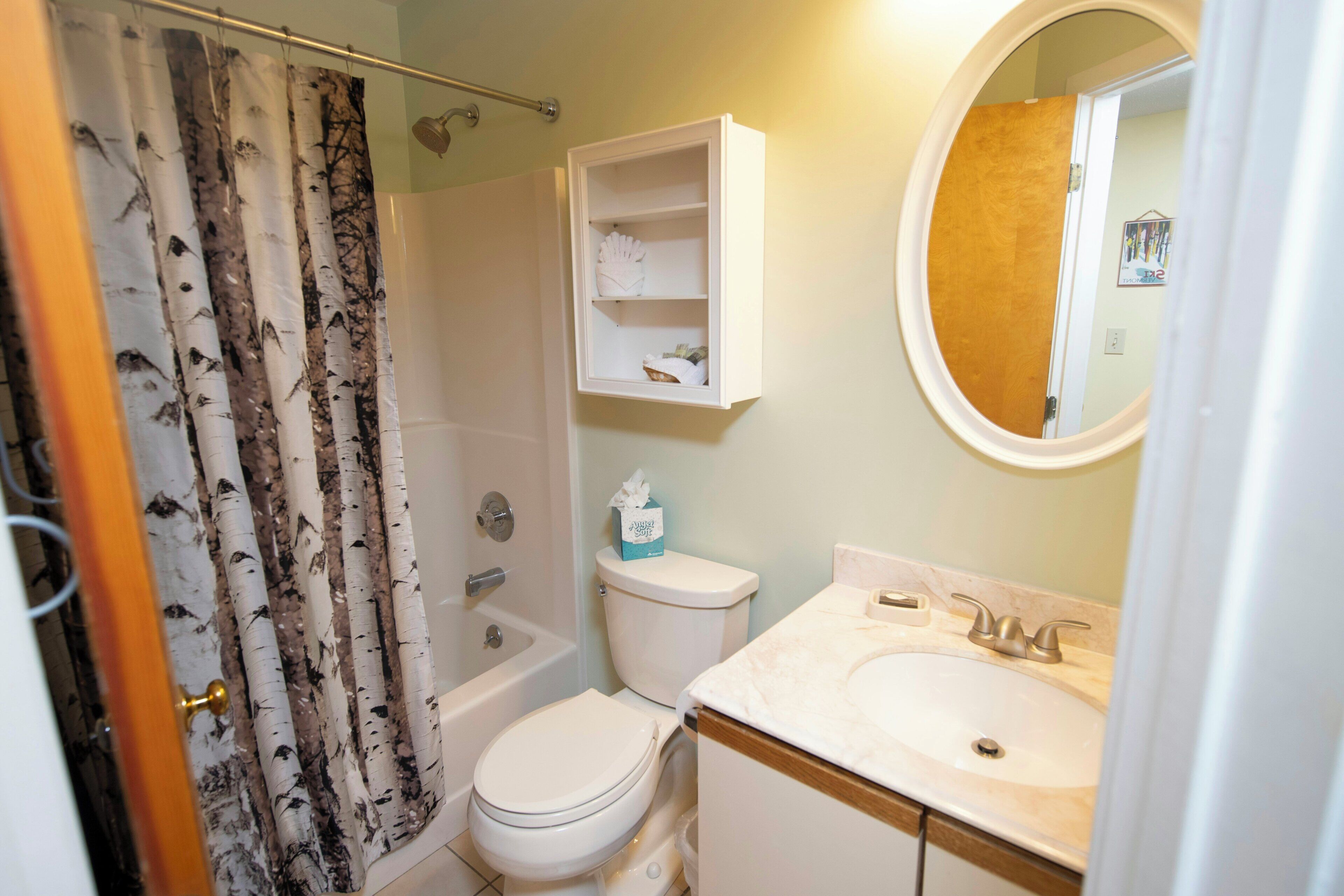 Combined shower/tub, free toiletries, hair dryer, towels