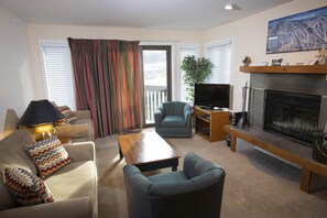 Room, 1 Bedroom (High Floor C) | Living room