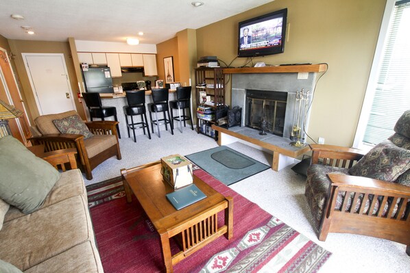 Condo, 1 Bedroom | Living area