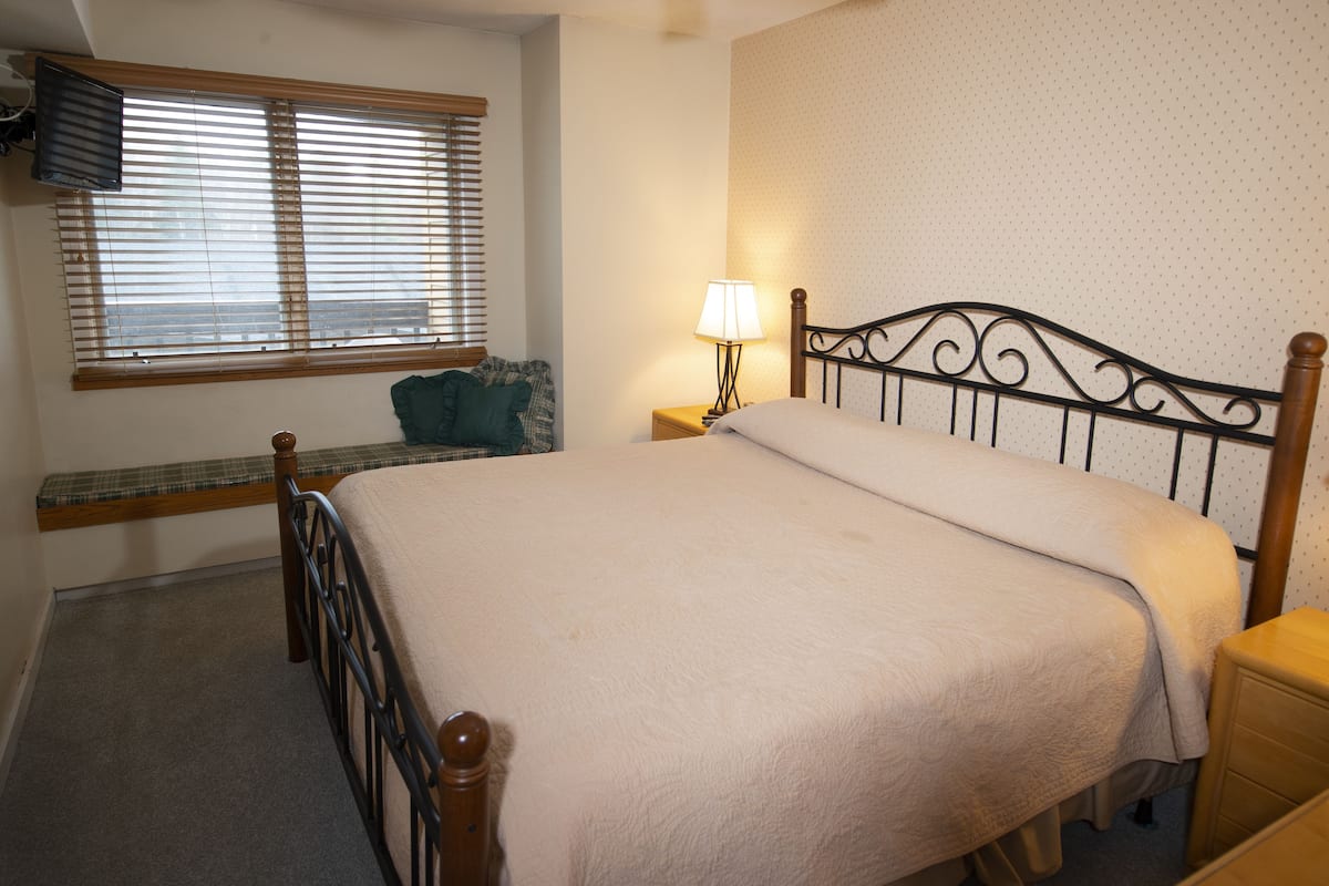 Room, 1 Bedroom (High Floor A/B) | 1 bedroom, premium bedding, individually decorated