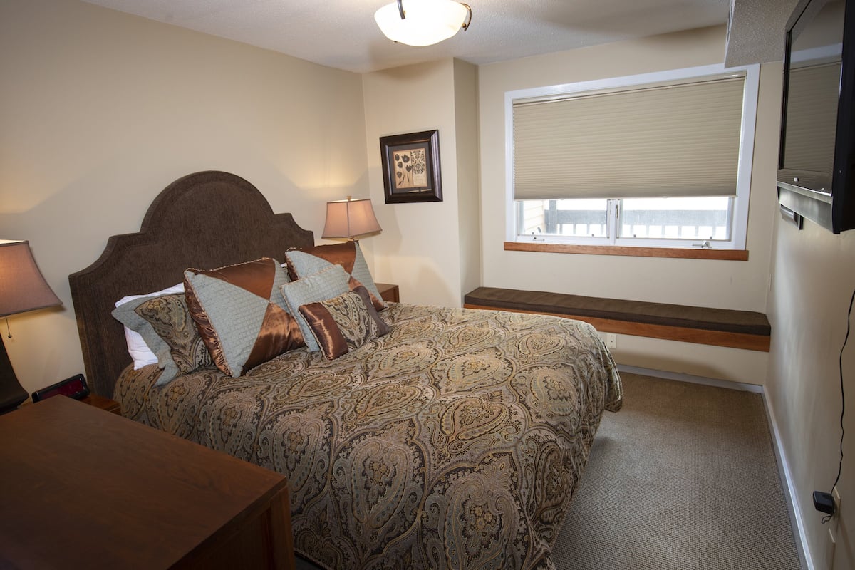 Room, 1 Bedroom (1st Floor C) | 1 bedroom, premium bedding, individually decorated