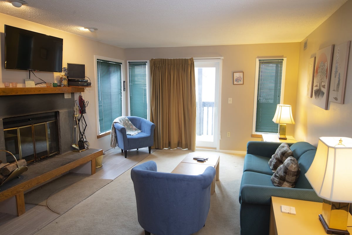 Room, 1 Bedroom (High Floor A/B) | Living area | TV, fireplace
