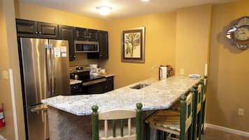 Full-sized fridge, microwave, oven, stovetop