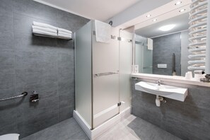 Amenidades de baño gratuitas, secadora de cabello, toallas 