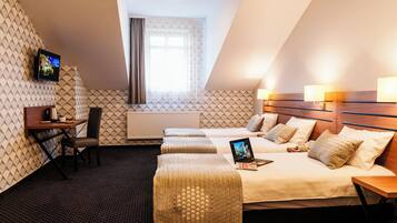 Habitación triple estándar | 1 dormitorio, escritorio, espacio para trabajar con un portátil