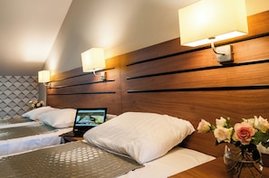 Desk, laptop workspace, iron/ironing board, free cots/infant beds - Hotel Wilga (Kraków)