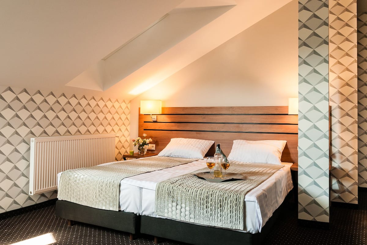 1 soveværelse, skrivebord, arbejdsområde til bærbare computere