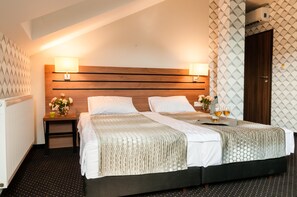 Een bureau, een laptopwerkplek, een strijkplank/strijkijzer