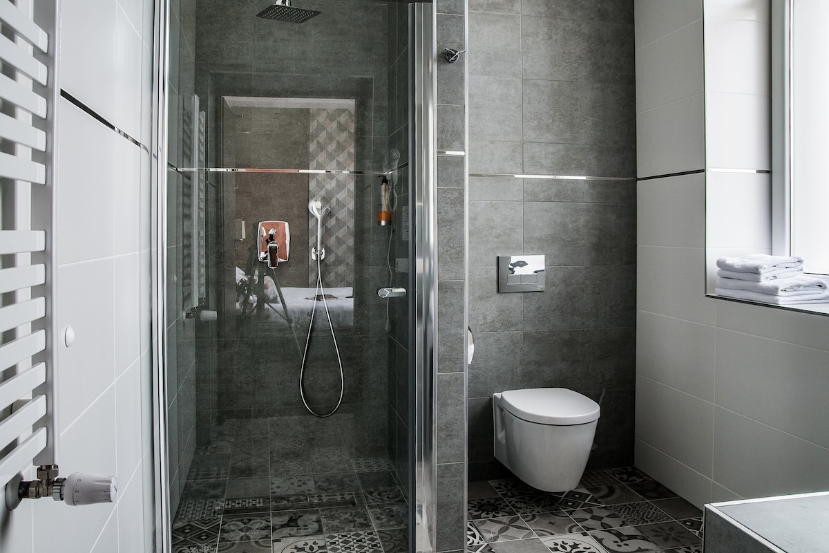 Amenidades de baño gratuitas, secadora de cabello, toallas