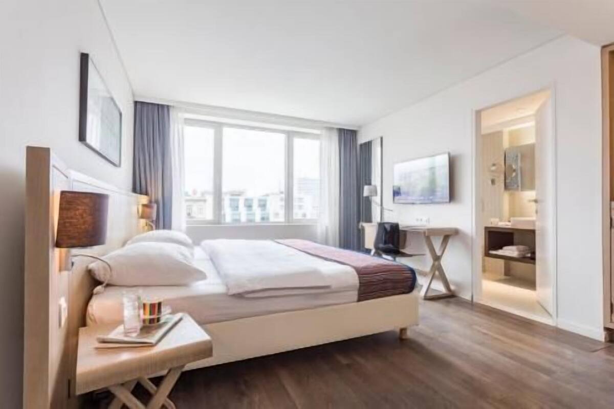 Hypo-allergenic bedding, in-room safe, desk, blackout curtains