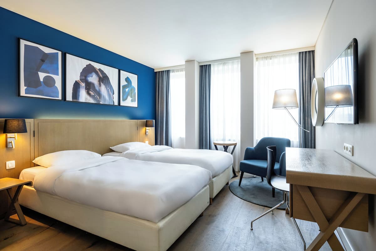 Habitación estándar | Ropa de cama hipoalergénica y caja de seguridad en la habitación