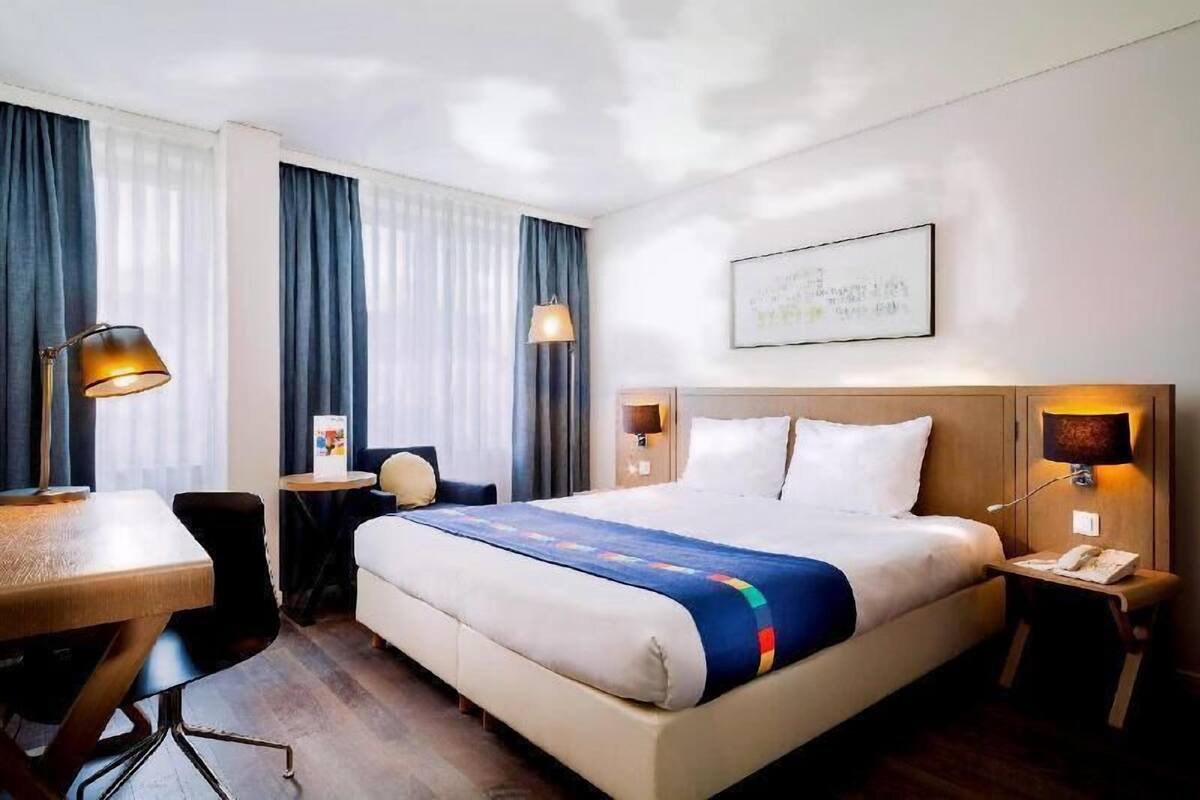 Hypo-allergenic bedding, in-room safe, desk, blackout curtains