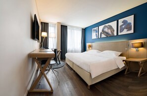 Hypo-allergenic bedding, in-room safe, desk, blackout drapes - Park Inn by Radisson Antwerp City Centre (Antwerp)