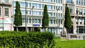 Un grand hôtel, reconnaissable à son enseigne « Park Inn », doté d’une architecture classique avec un dôme et d’un jardin bien entretenu.