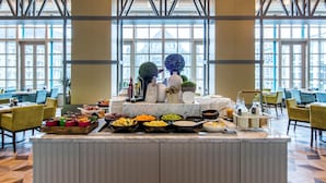 Un buffet proposant une variété de plats et doté d’un comptoir en marbre.