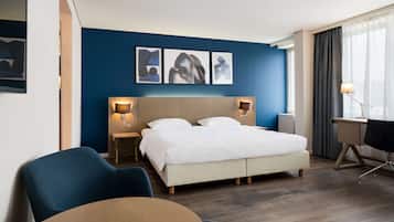Hypo-allergenic bedding, in-room safe, desk, blackout drapes