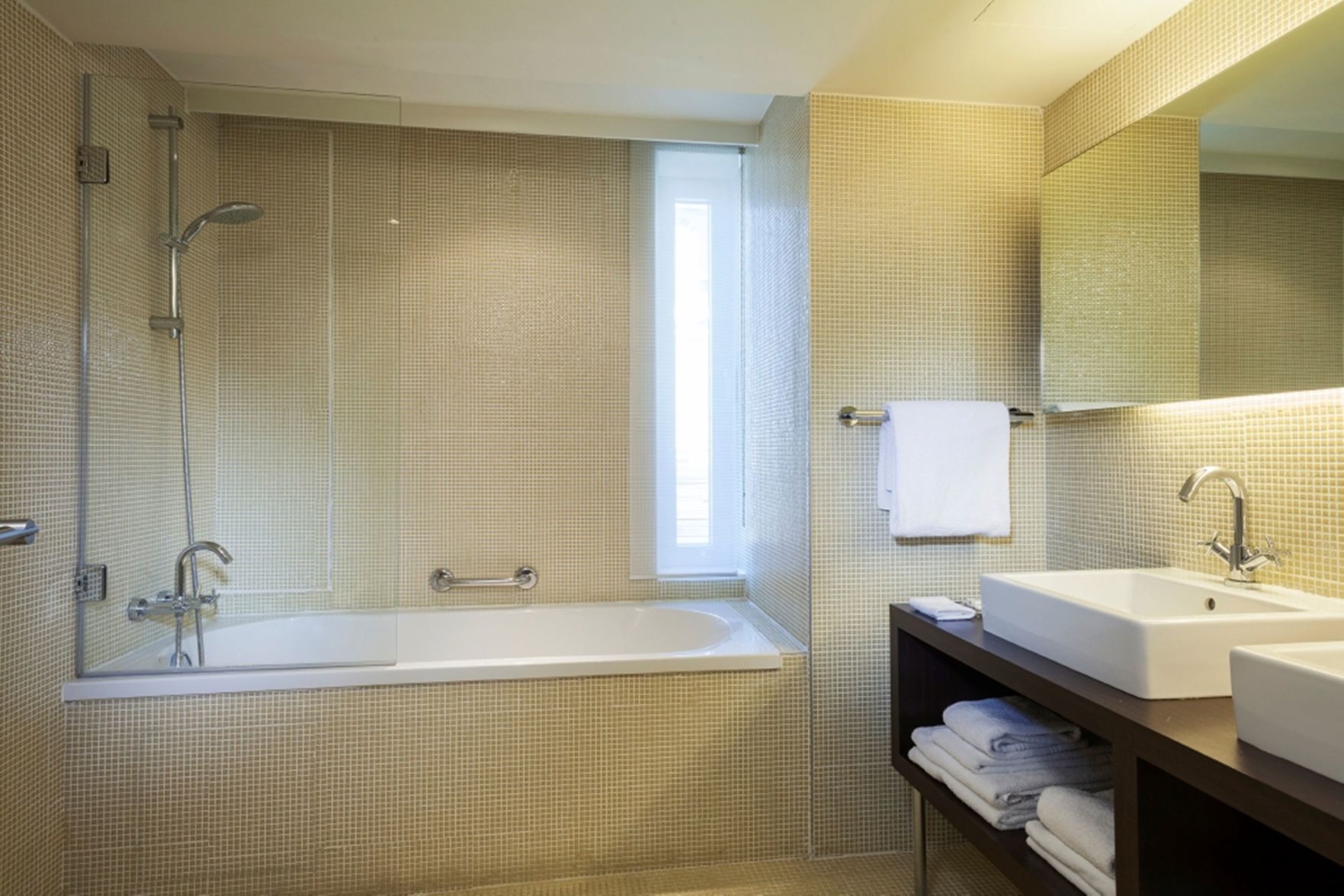 Bad | Dusj, toalettartikler (inkludert), hårføner og håndklær