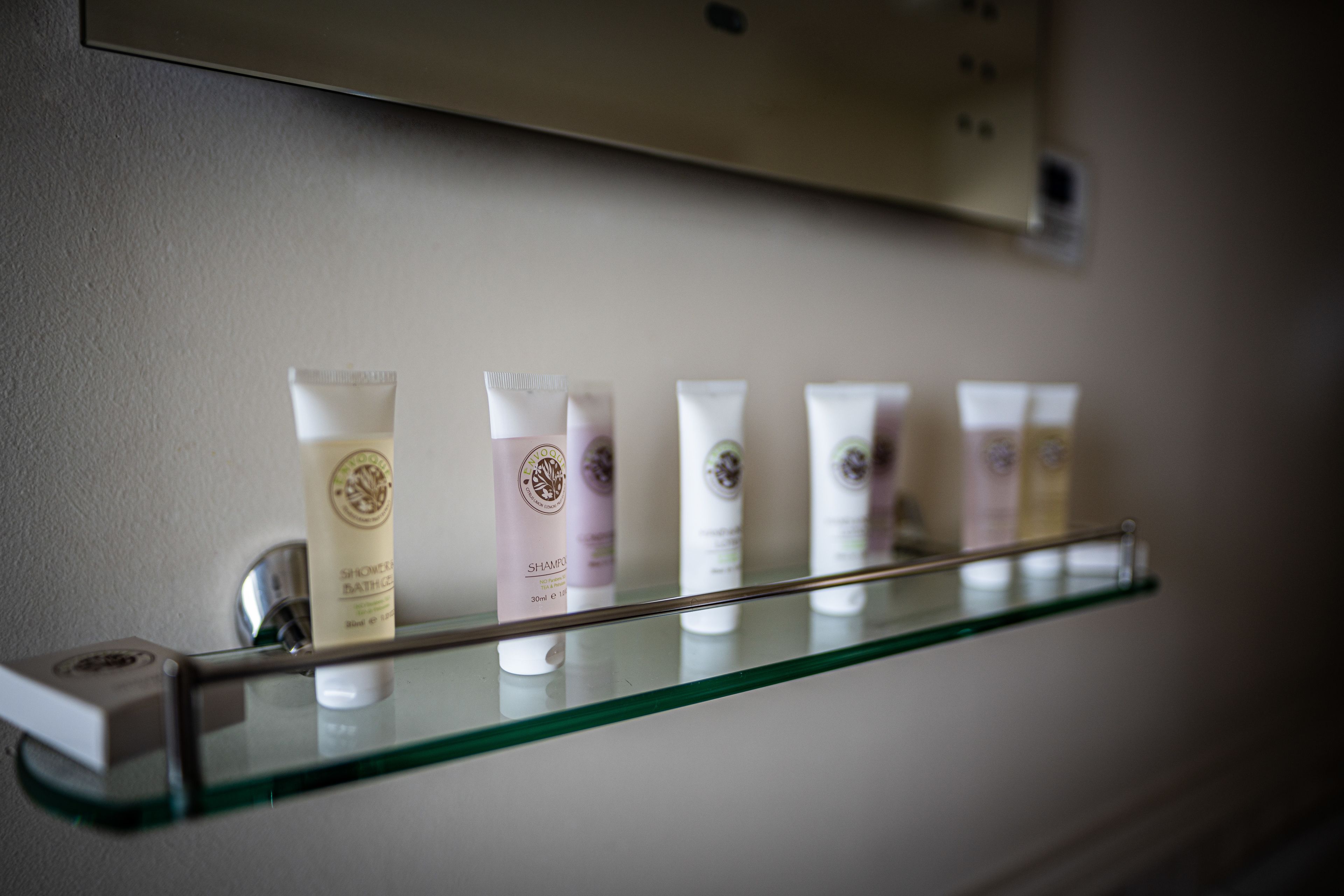 Un estante de baño con distintos artículos de tocador.