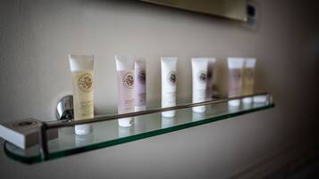 Un estante de baño con distintos artículos de tocador.