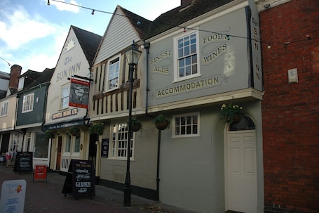 Fachada de la propiedad. The Sun Inn