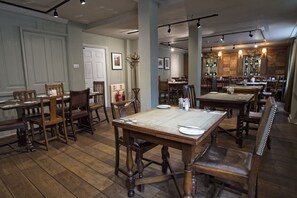 Breakfast, lunch and dinner served - The Sun Inn (Faversham)