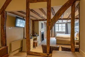 Habitación cuádruple superior | Escritorio, wifi gratis, ropa de cama