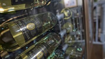 Primer plano de varias botellas de vino Boonah Hill, dispuestas muy juntas.