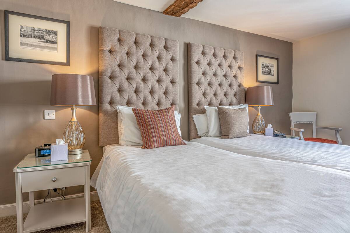 Twin Room, 2 Twin Beds | Desk, WiFi (free), bed sheets