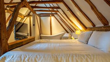 Executive Room, 1 King Bed | Desk, free WiFi, bed sheets