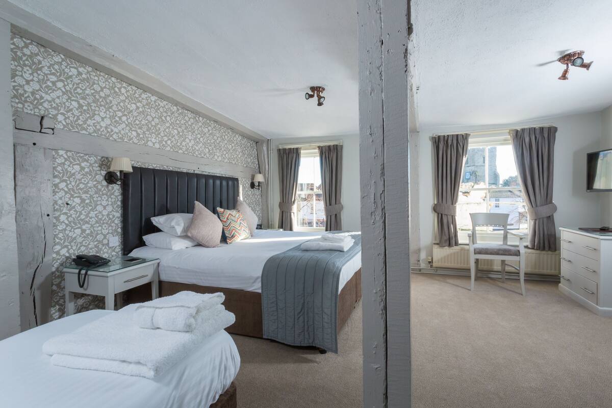 superior family | desk, free wifi