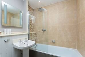 Shower, towels - Dog & Bear Hotel (Maidstone)