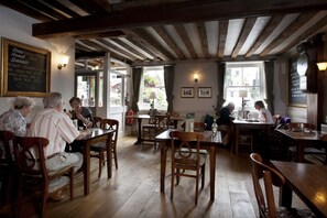 Serveert ontbijt, lunch en diner