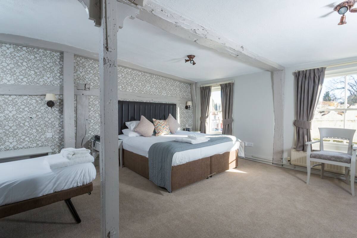 superior family | desk, free wifi