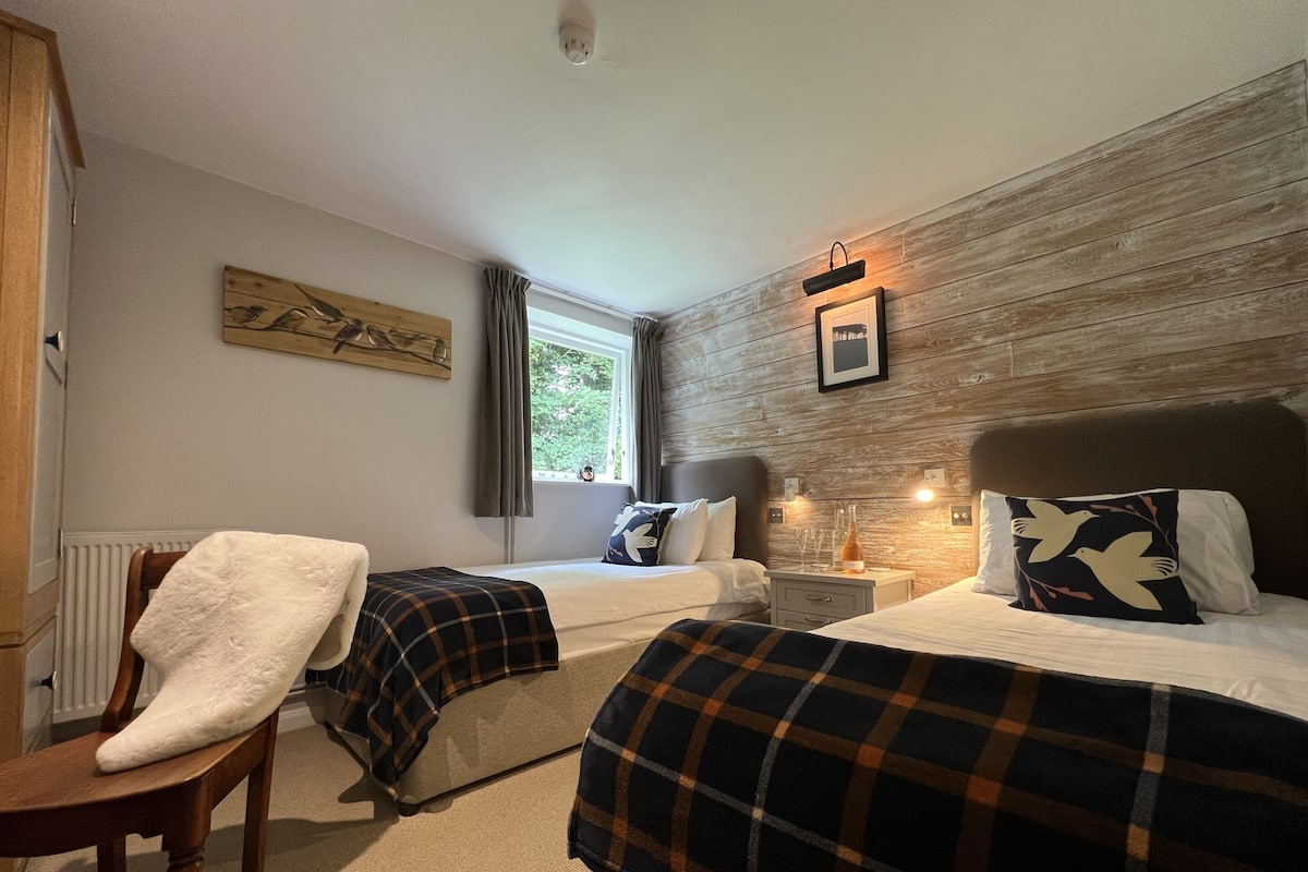 Twin Room, Accessible, Ensuite (Stable Block)