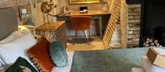 โรงแรมนิวไฟลิ้งฮอร์ส