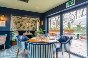 تقديم الإفطار والغداء والعشاء