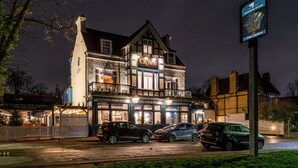 A two-story building with a sign reading "The Crown" and "Delicious Fresh Foot." - The Crown Inn (Chislehurst)