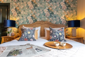 Superior Double Room | Premium bedding, desk, blackout curtains, iron/ironing board - The Crown Inn (Chislehurst)