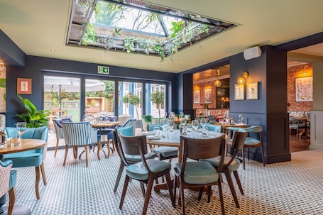 Breakfast, lunch and dinner served . The Crown Inn